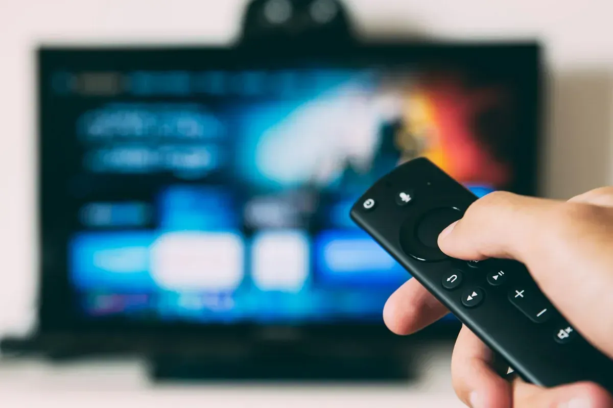 Warum du beim Fernsehen einschläfst — und was das über dein Bewusstsein verrät