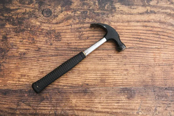 Hammer auf einer Werkbank