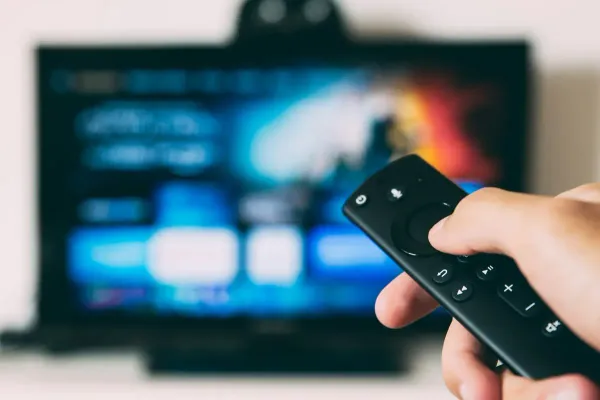Warum du beim Fernsehen einschläfst — und was das über dein Bewusstsein verrät